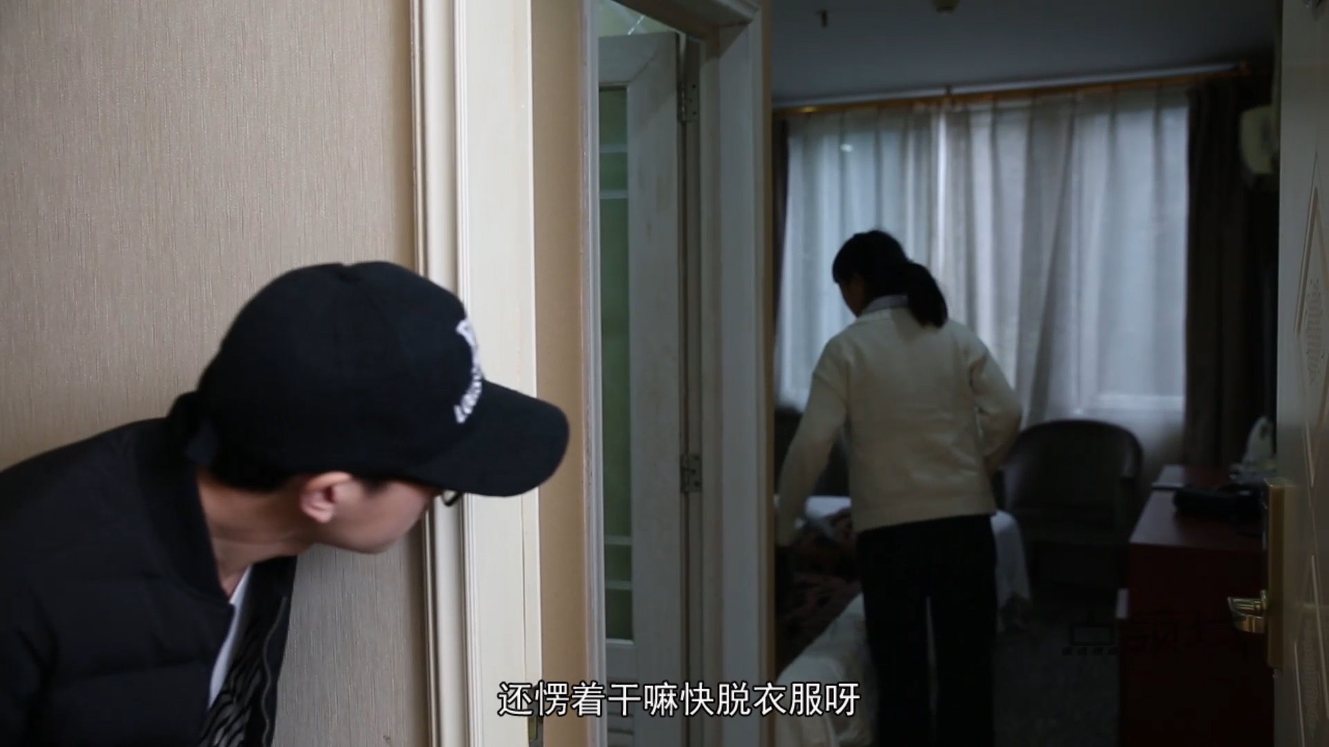 残疾男子怀疑妻子不忠,一路跟踪到宾馆,真相却感动万千人!