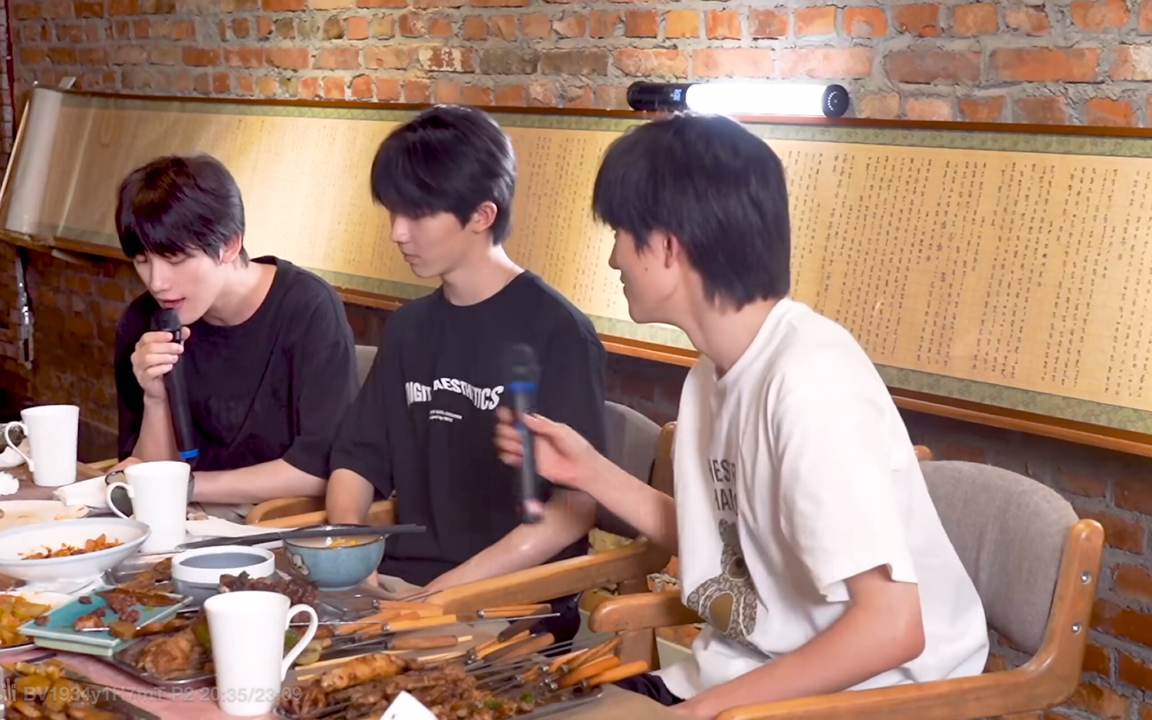 时代少年团吃饭还唱歌!