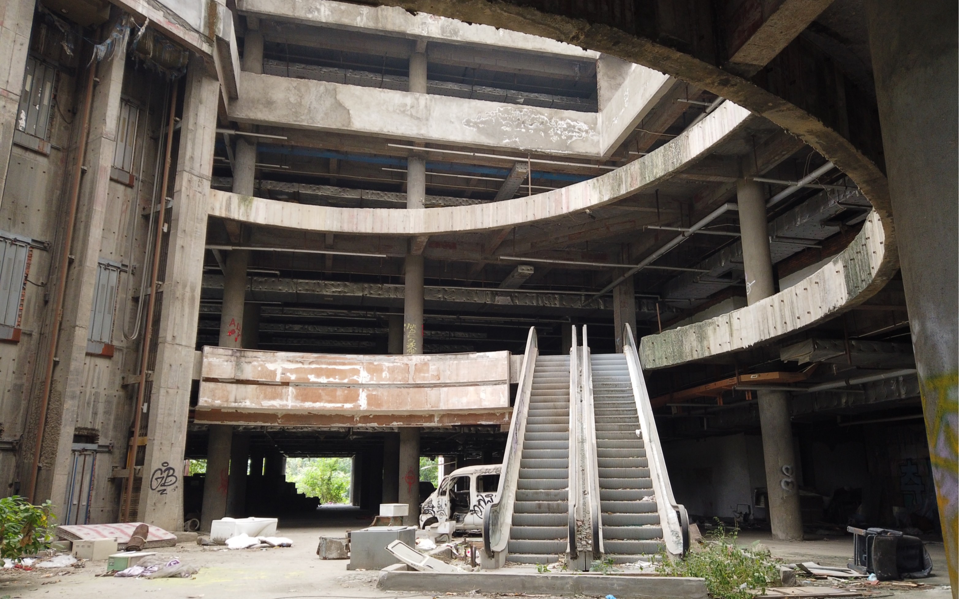 为何这么多废弃楼,却没一个我容身的地方,楼下好多汽车都没人要