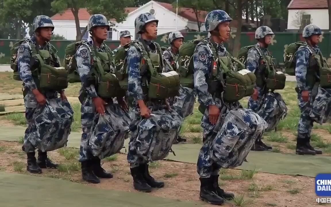 [图]涨姿势！空降兵的背包里都有啥？