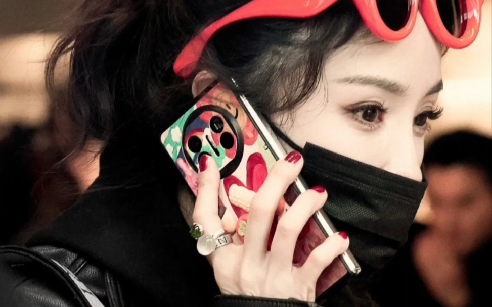 杨幂街头手拿华为matex5逛街打电话 好柿发生手机壳亮了