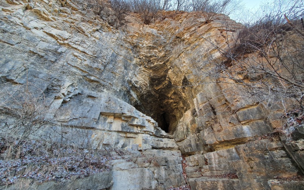 [图]【户外探险】发现山涧溪谷中天然溶洞