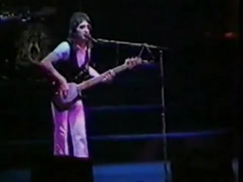 [图]【皇后乐队】1977还年轻的牙叔唱Somebody To Love （嗓子又柔又野又亮 In Earls Court 1977）