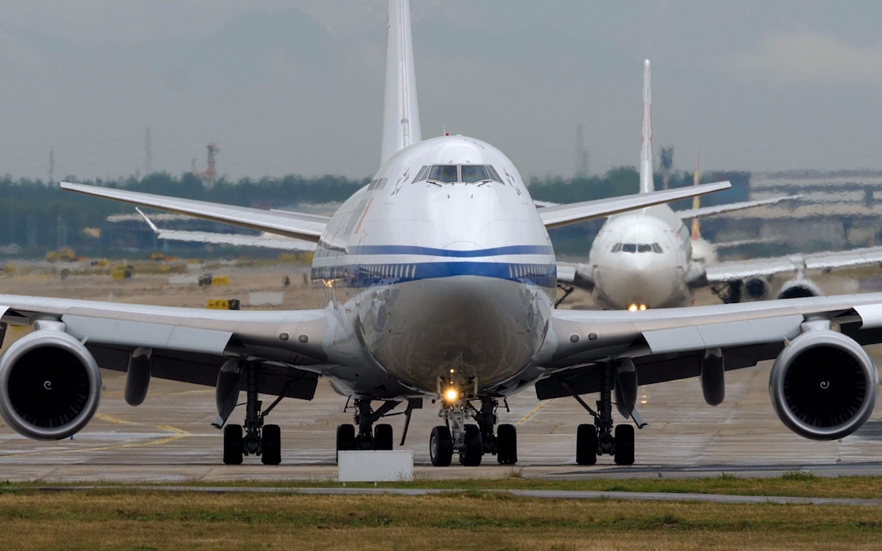 北京首都机场,国航波音747雨后滑行起飞瞬间,如此震撼