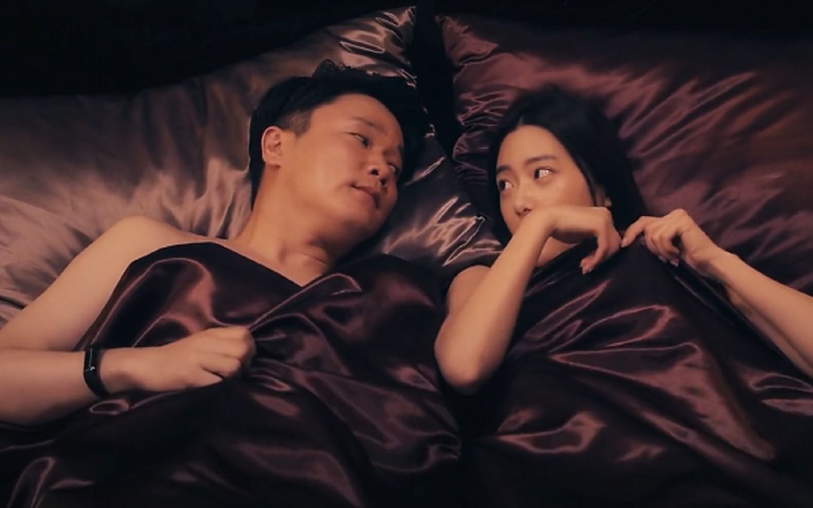 男子与韩国性感美女模特被捉奸在床场面一度失控