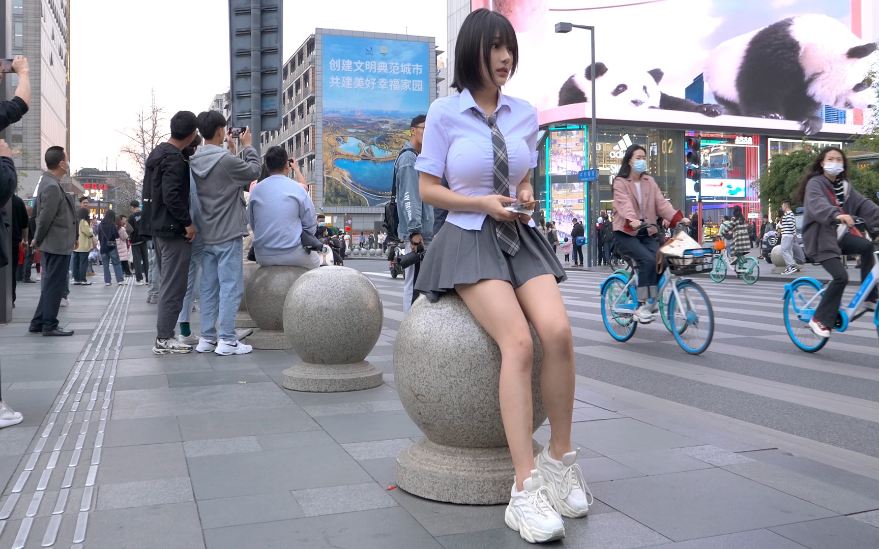 [图]4K HDR 街拍成都太古里，找寻人群中最闪亮的身影｜ChengDu, nightlife, Exploring China, 4K China street