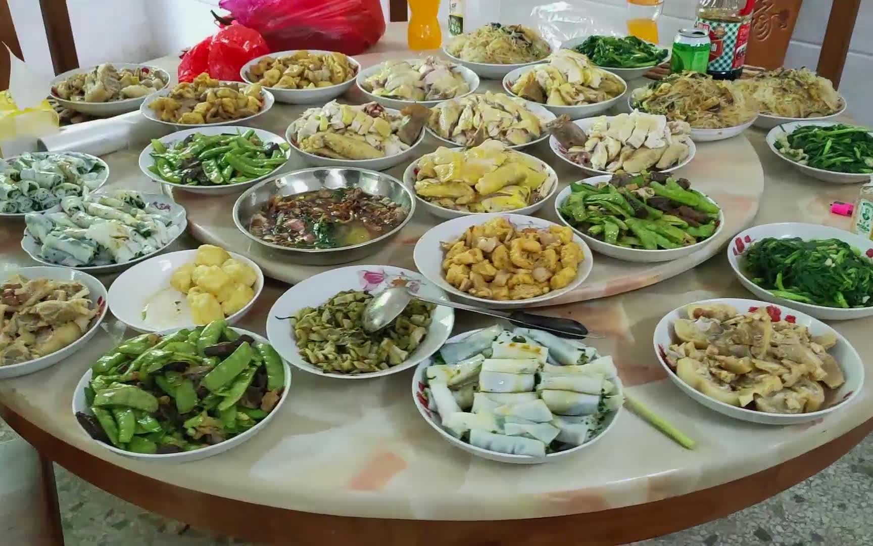 大年初二外嫁女回娘家,满满一桌丰盛的饭菜招待,不怕女婿退货!