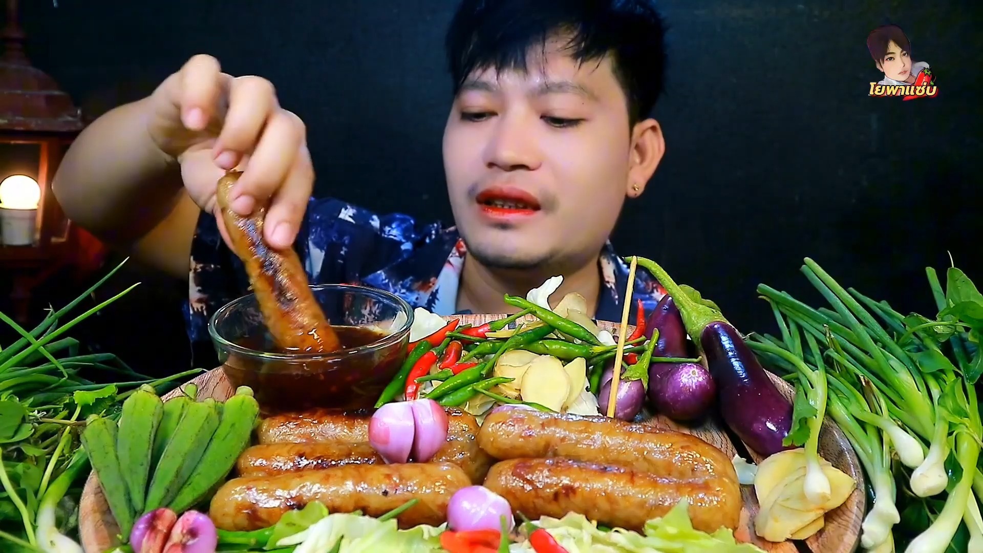 哥今天吃烤伊森香肠,搭配茄子,小葱,青椒,秋葵,雷公根等