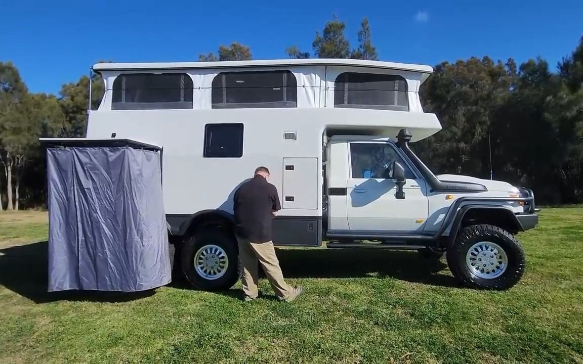 丰田陆巡6x6升顶皮卡房车
