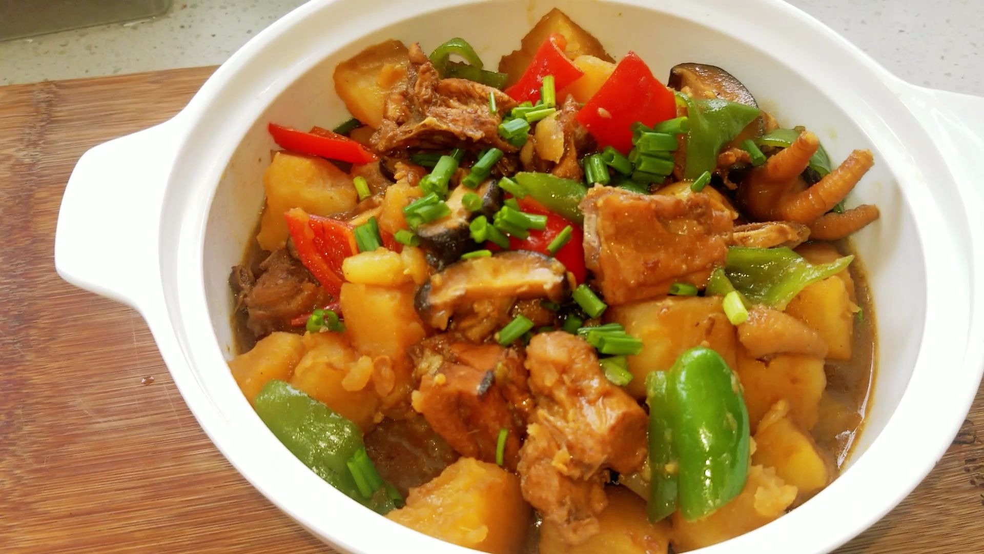 黄焖鸡家常做法,鸡肉滑嫩,土豆绵软,配上米饭简直太好吃了_哔哩哔哩_b