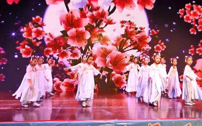 少儿中国舞表演《桃花笑》,桃花朵朵都是古风小可爱!