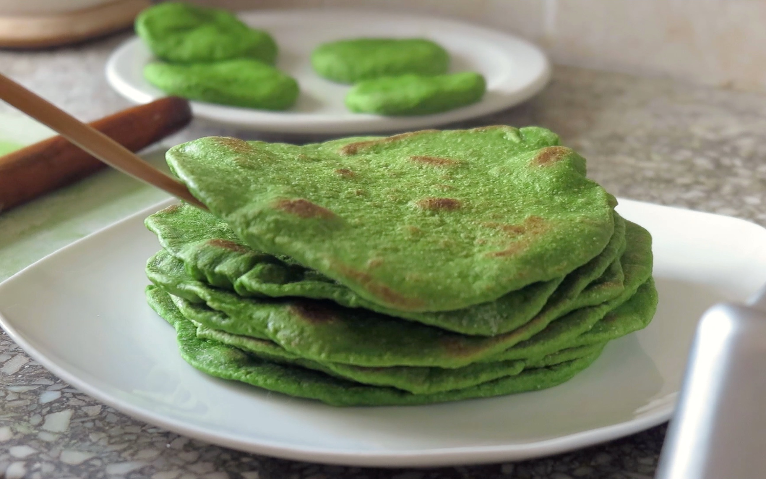 如何制作松软卷不裂的菠菜饼,墨西哥卷饼必备的饼,可以拿来卷一切的饼