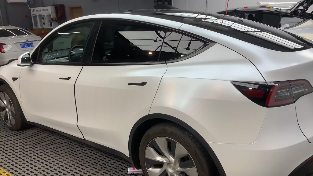 特斯拉y,哑光白改色膜