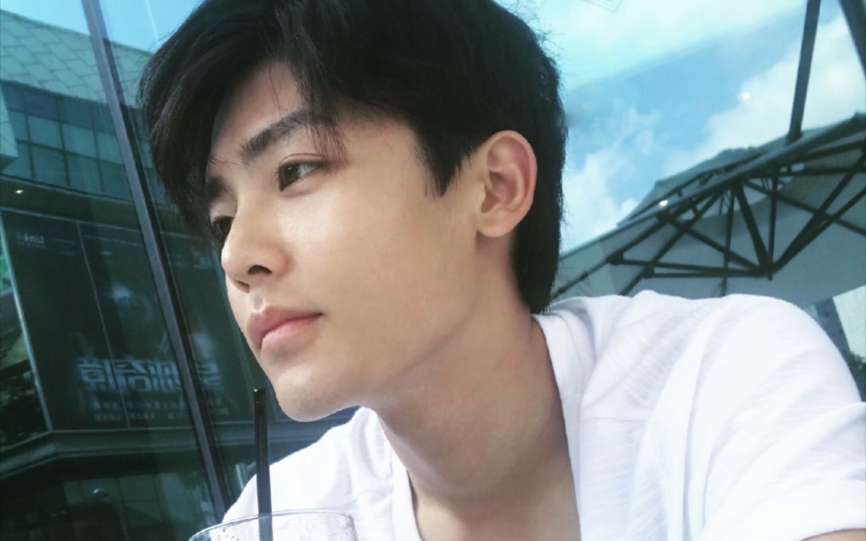 2016年,刚出道不久的侯明昊参加了真人秀《放开我北鼻》,在里面反串