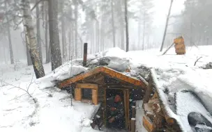 Télécharger la video: 【森林小屋】 暴风雪来了，瑞典小哥躲在小木屋里做了桑拿房，温馨惬意