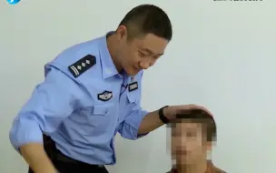 Video herunterladen: 不用跑，民警上门为残障人士办理身份证