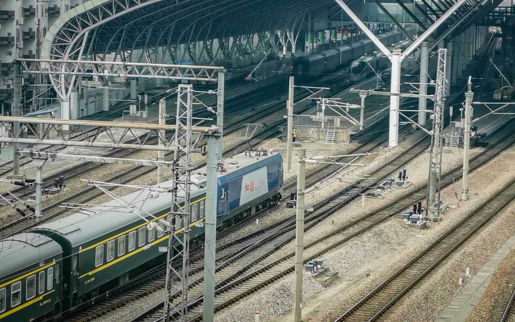 郑局郑段hxd3c电力机车0248号机牵引昆山成都k290次列车停靠南京站3