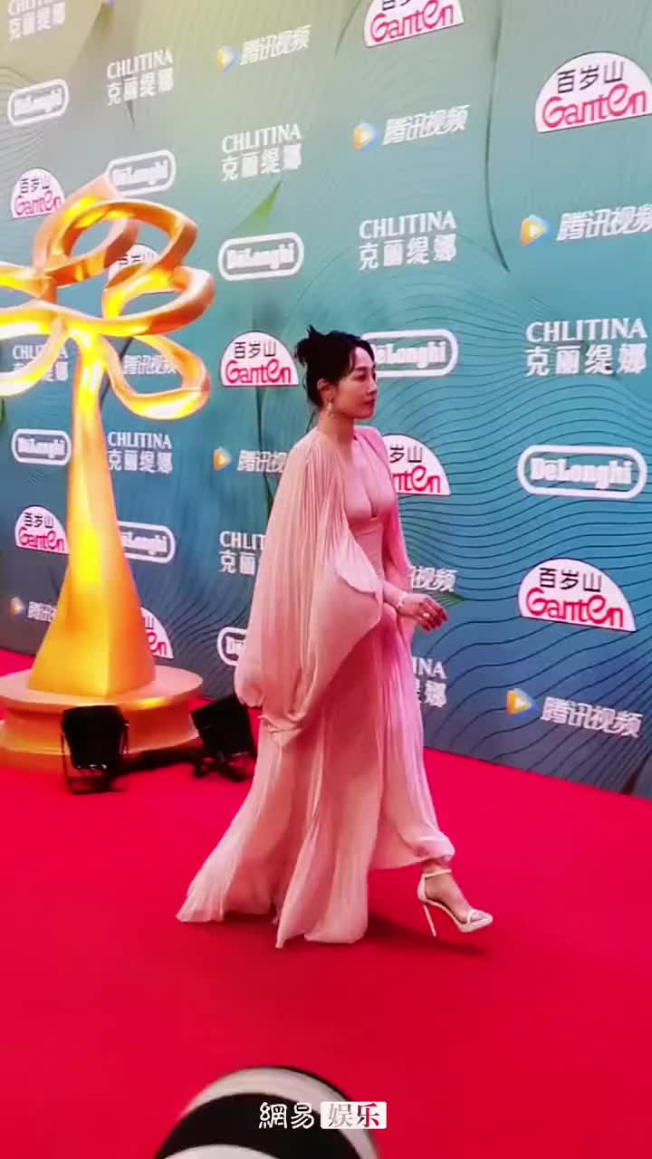 37岁 白百合 再次回归大众视野,粉色长裙出席 白玉兰 盛典!