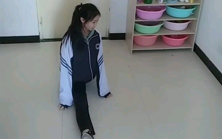 穿校服一字马