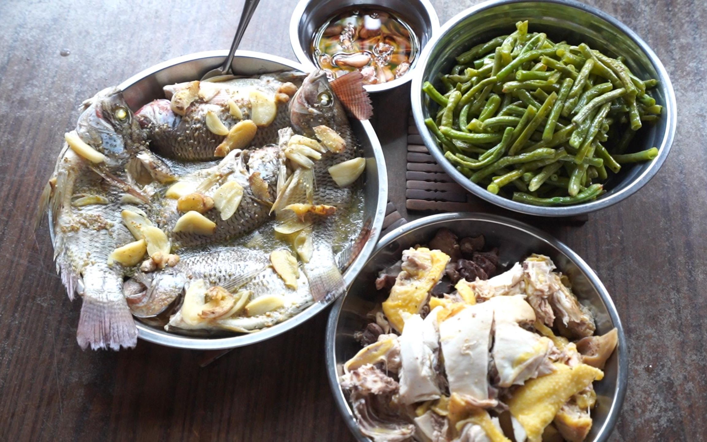 农村餐桌上的家常菜:蒸野生罗非,煮土鸡,炒豆角味道就三个字:乡土味!