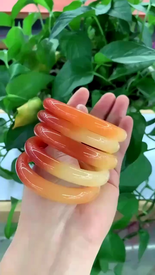 新疆克拉玛依乌尔禾金丝玉,纯地表料,色泽艳丽,细腻润滑.