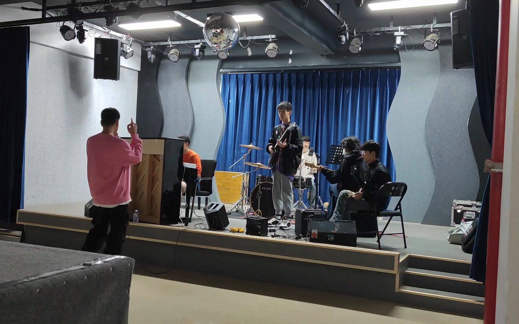 看看学校乐队的排练