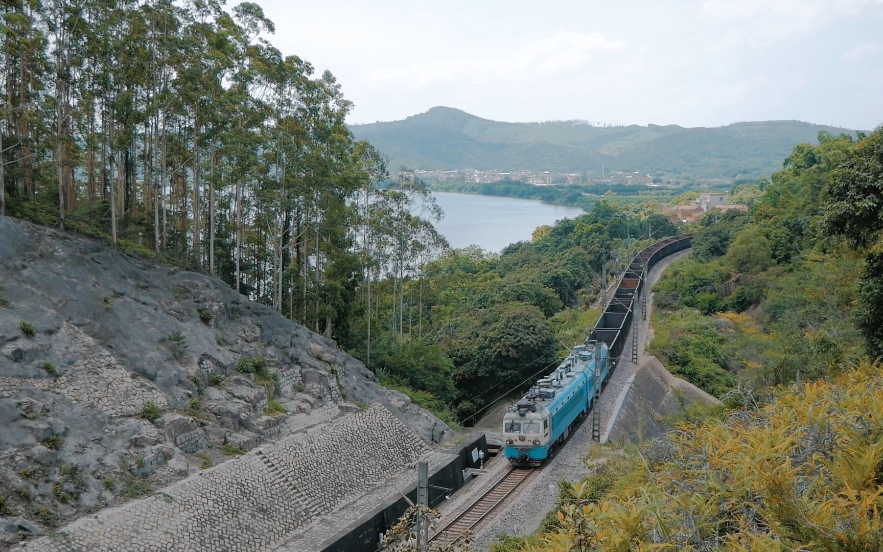 鹰厦铁路韶山4货列在闽南山区蜿蜒前行,鸣笛声听的好爽