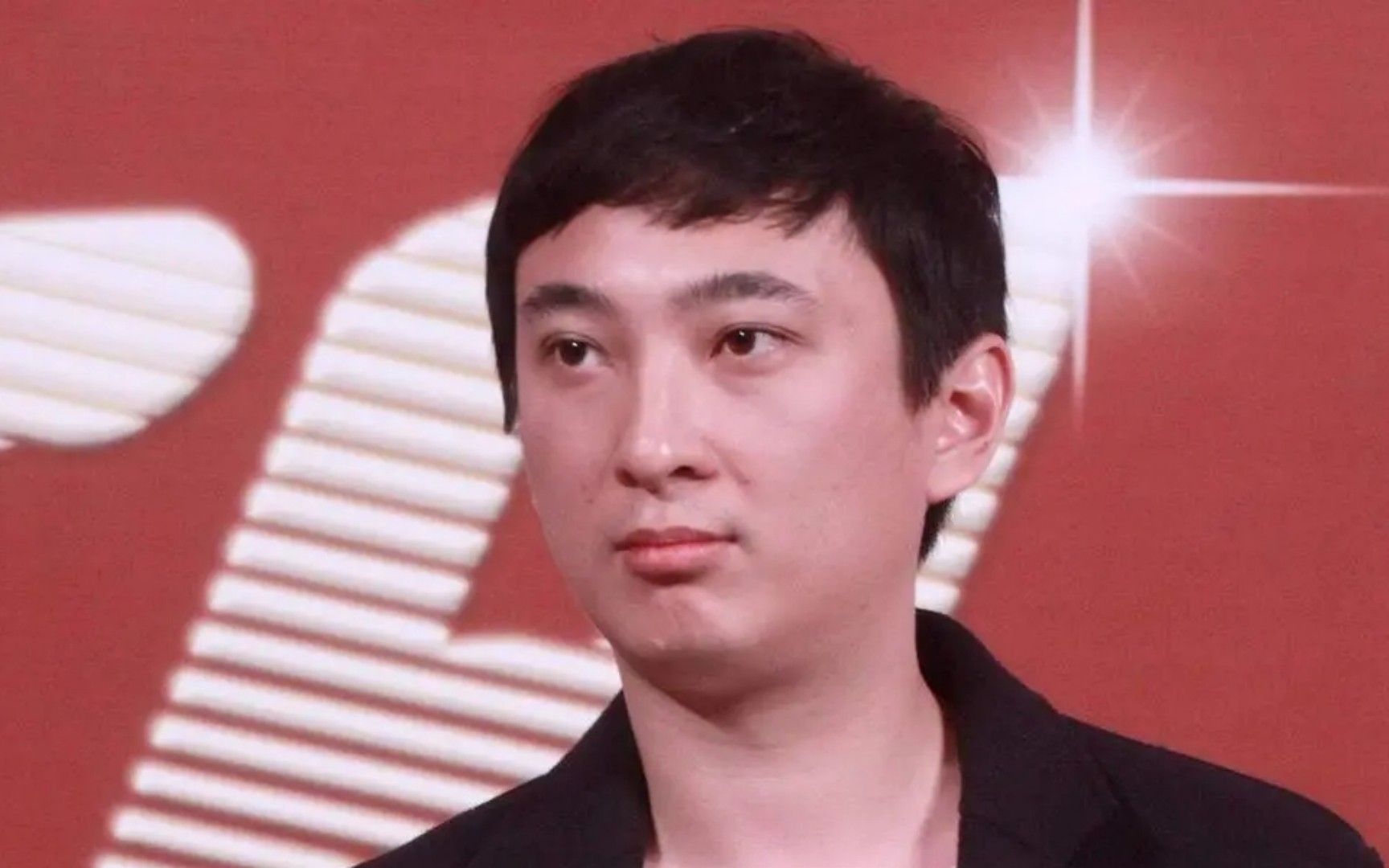 王思聪深夜和四美女现身酒吧,个个肤白貌美,力破当爹传闻