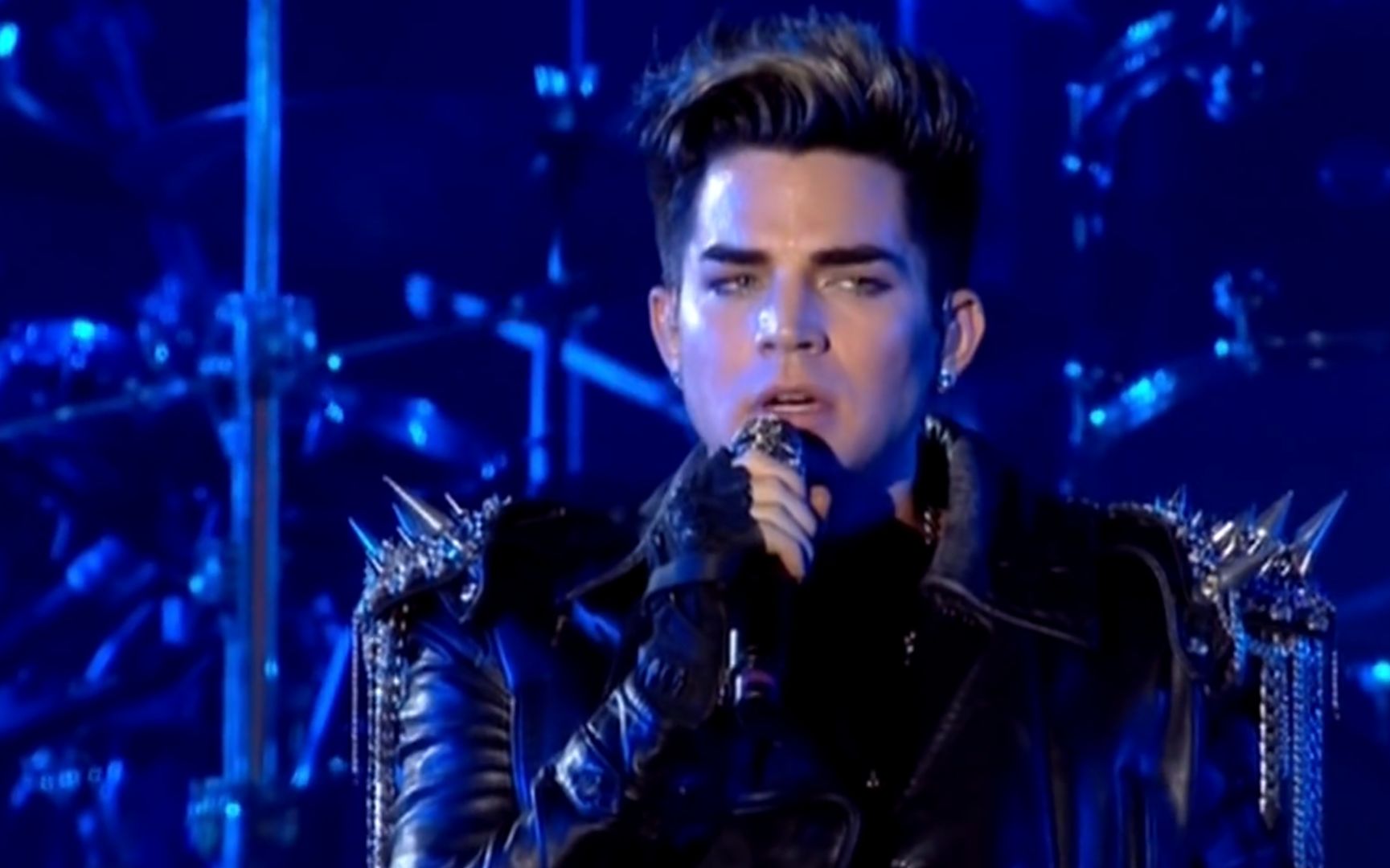 [图]【谁愿永生】Queen + Adam Lambert - Who Wants To Live Forever (Live In Kiev 2012)