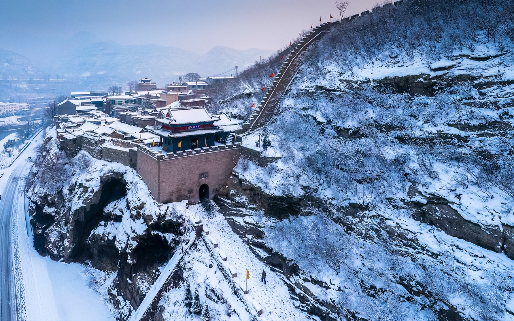 楊東長城故事一航拍長城十三關之第九關雪後山西陽泉娘子關