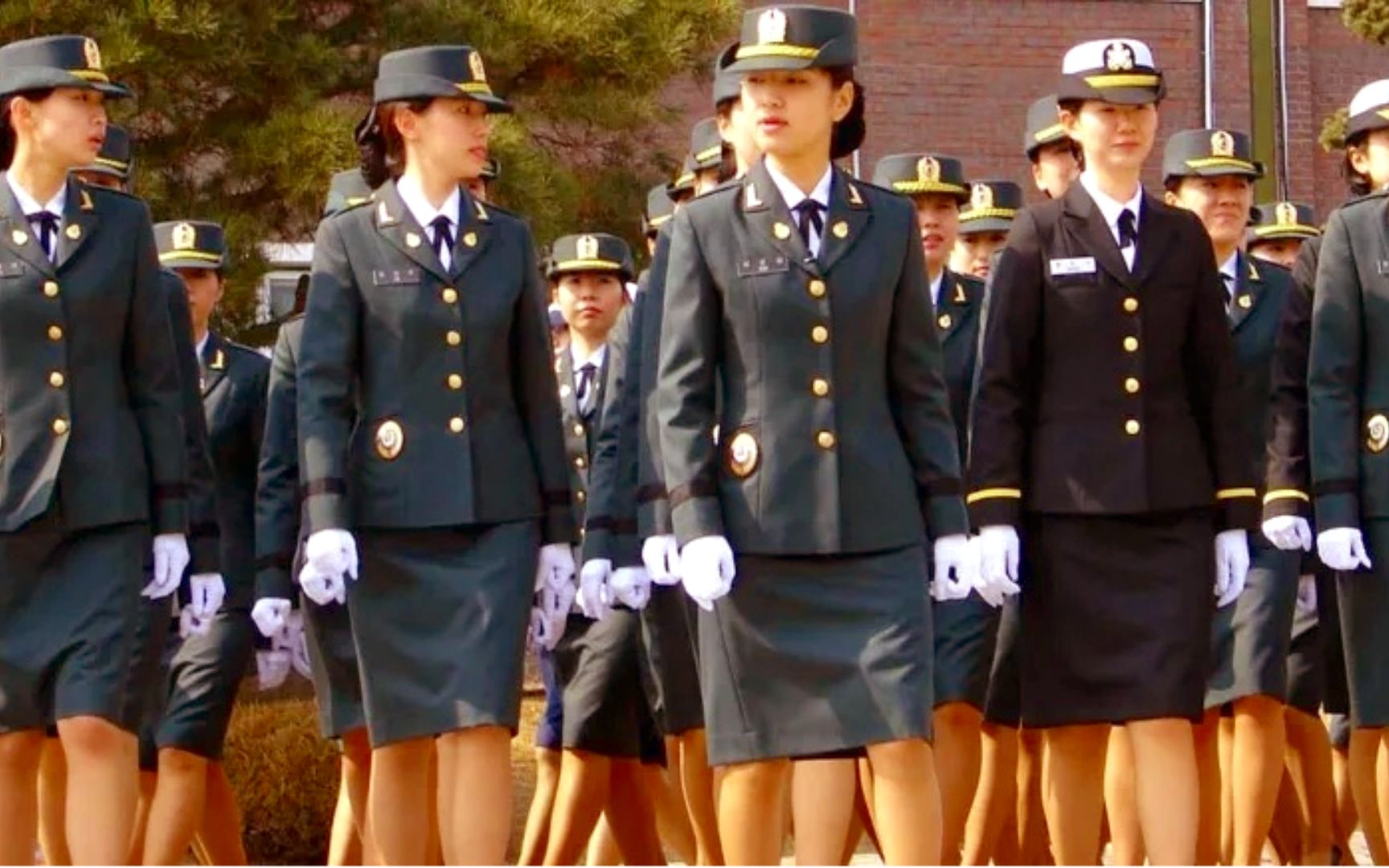 韩国举行大阅兵,当女兵方队出场的时候,现场观众都激动了!