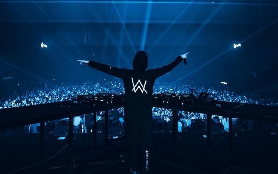 当我听到alan老师的新歌( man on the moon )后.