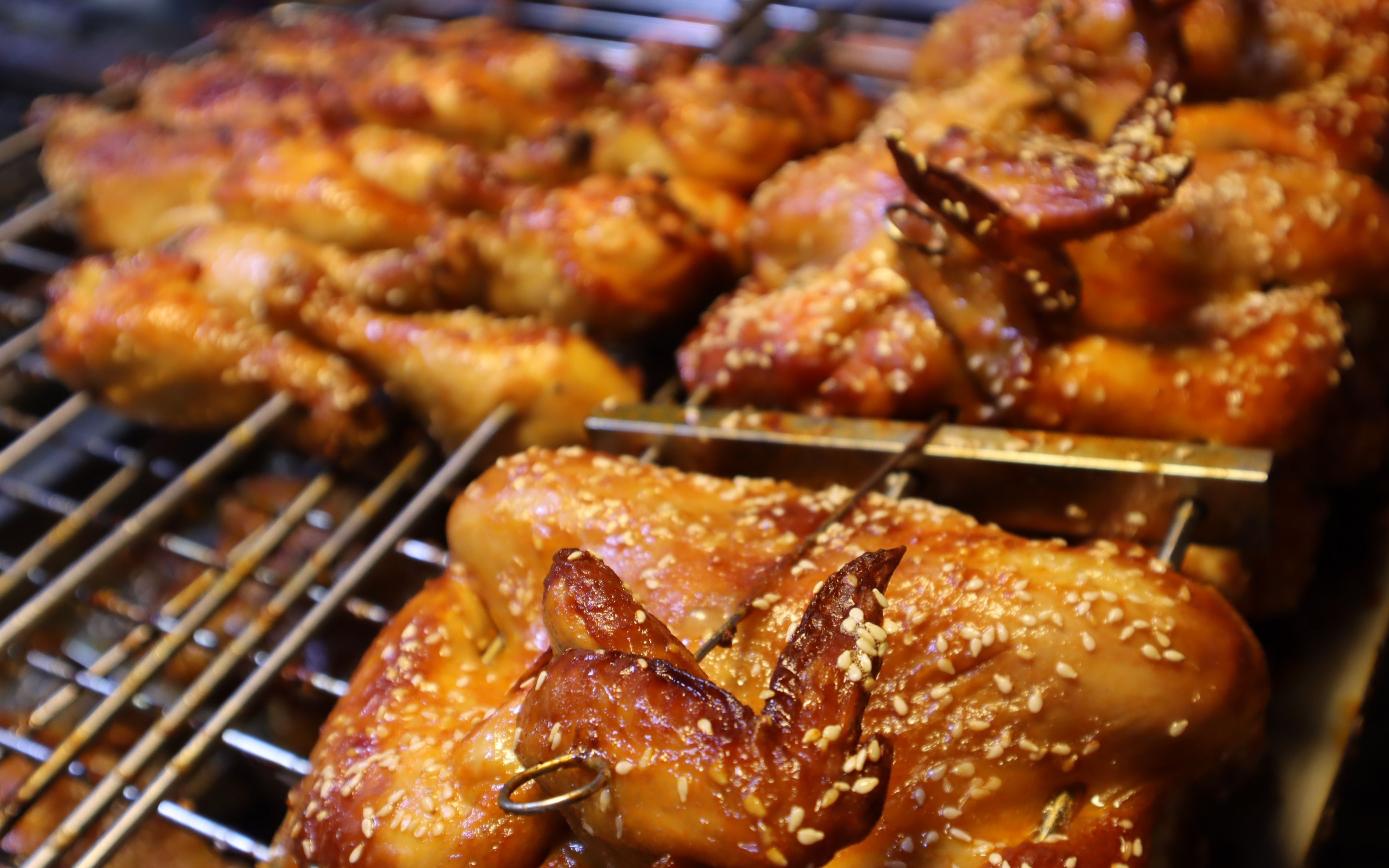 西安街头爆火的烤鸡腿,配上东北烤冷面,打工人和学生党的最爱