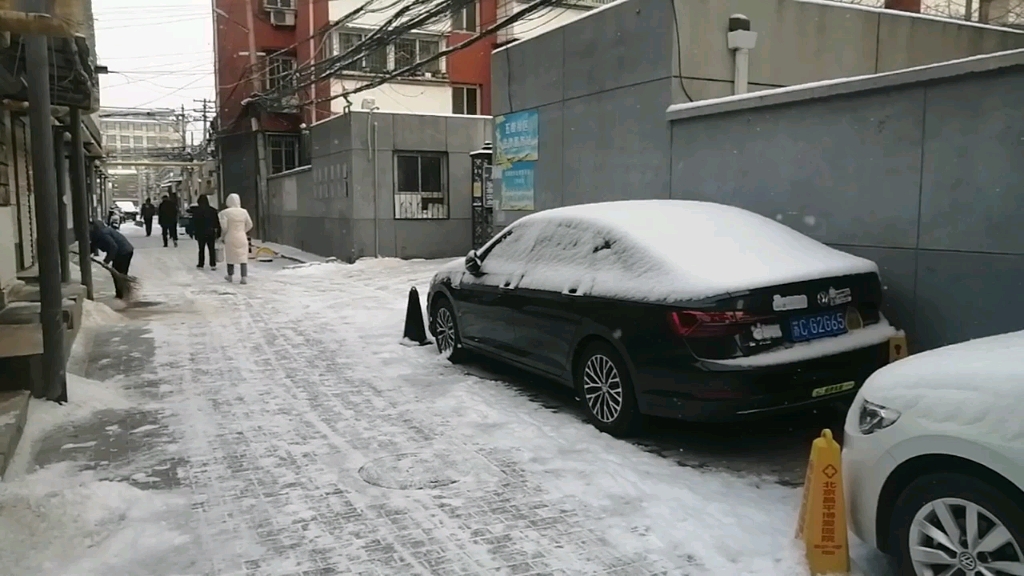 [图]又见雪花飘，白雪茫茫，大地披上白衣裳，像厚厚的羽绒服，脚踩上去咯吱咯吱的响 #北京降雪#这个冬天有点冷