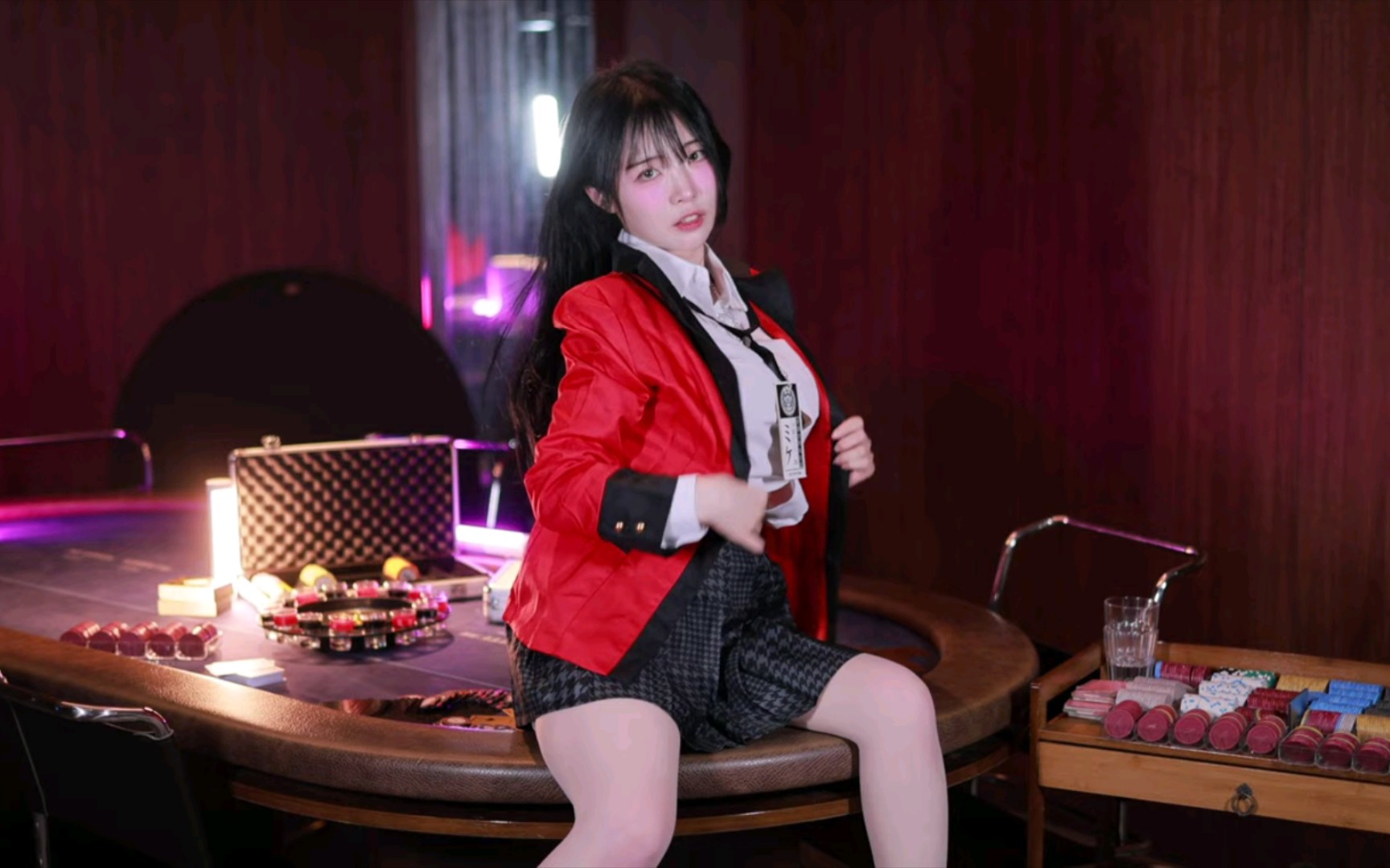 红色上衣小姐姐