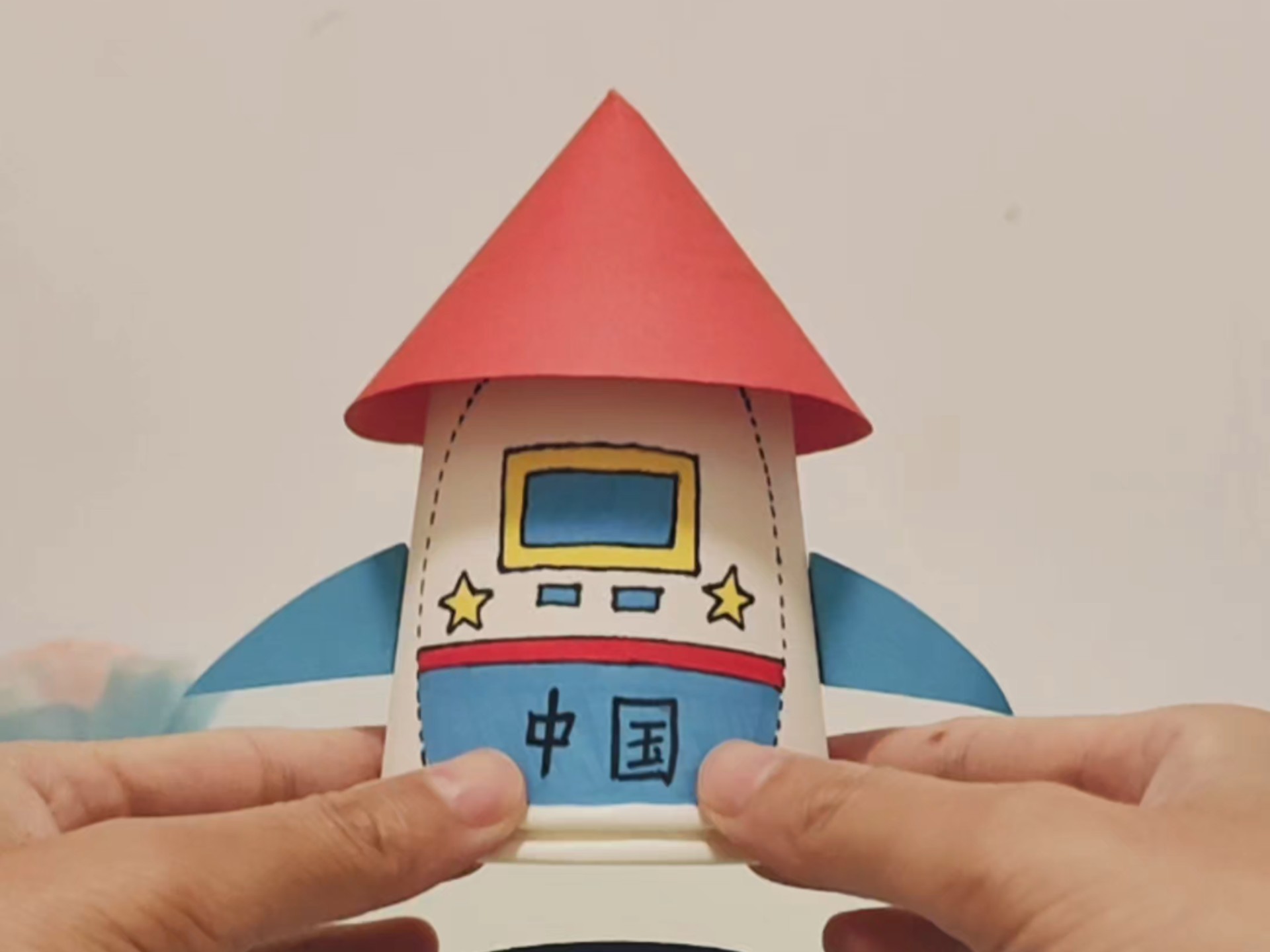 陪孩子一起,用一次性纸杯和卡纸,做一个能发射的火箭吧!