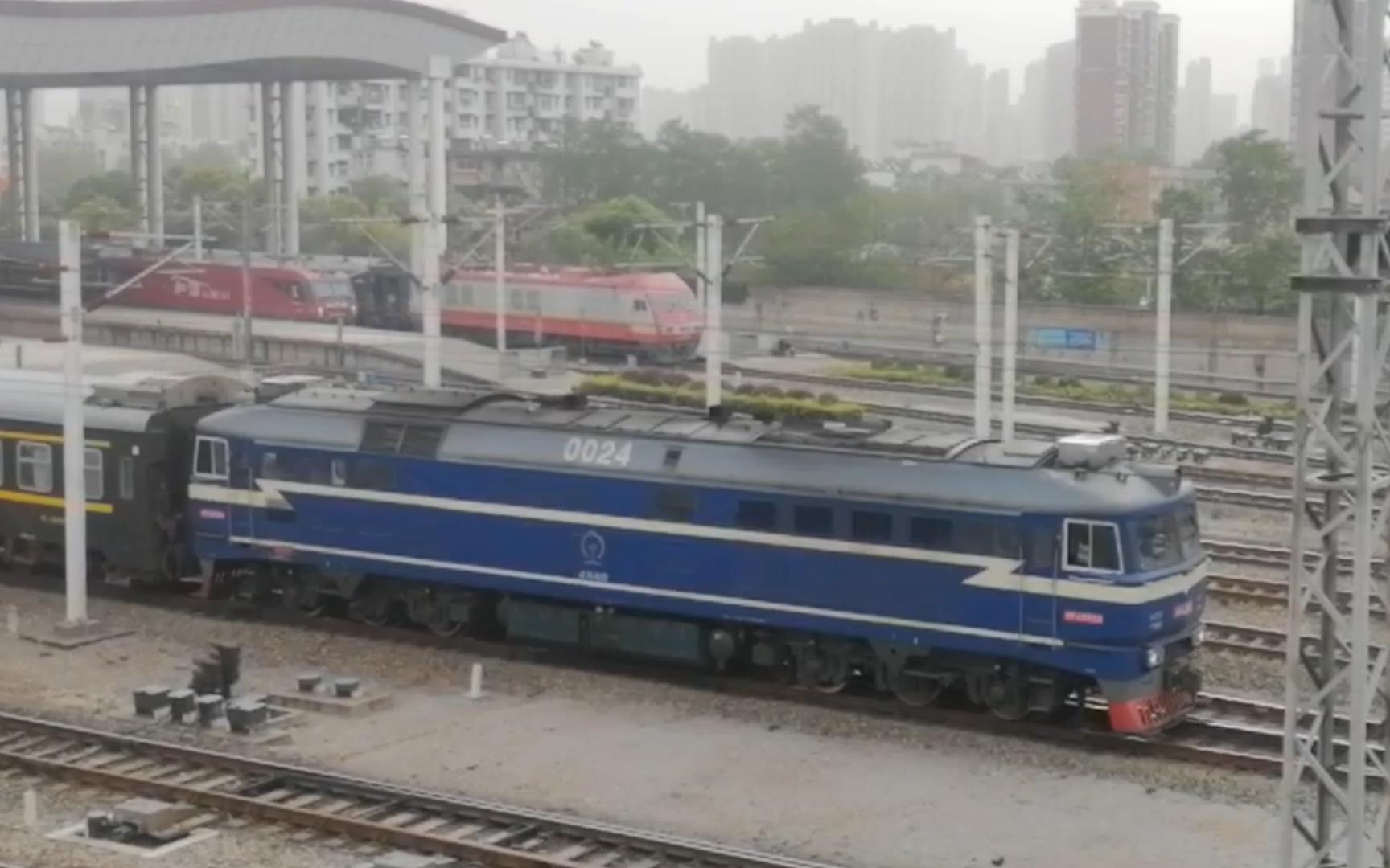 武局南段df8 0024牵引z32车底入库