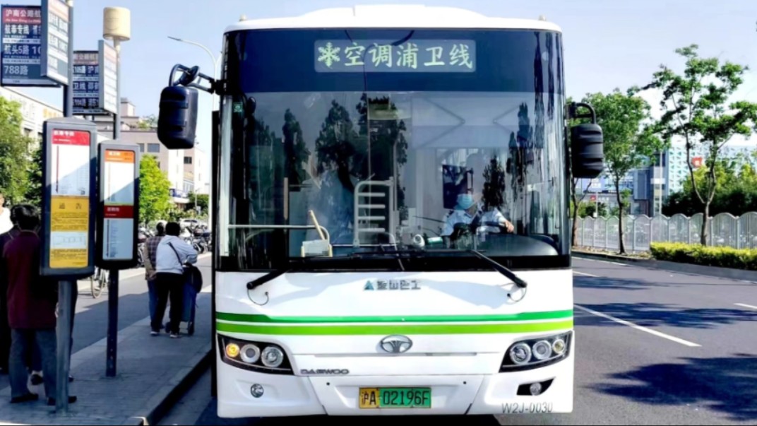 (金山巴士)上海浦卫线公交车出沪南公路航圆路(石化汽车站往塘桥新路