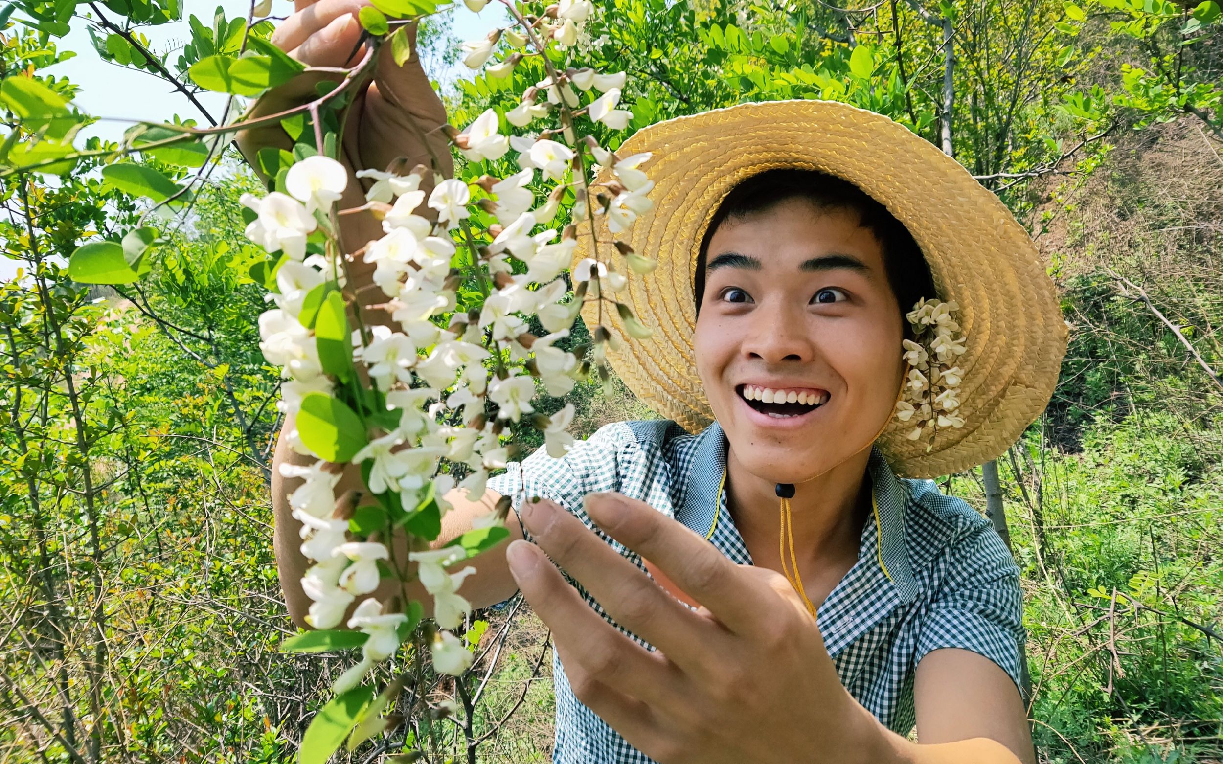 【野居青年】林中锯木做假肢,槐花麦饭真好吃哔哩哔哩bilibili