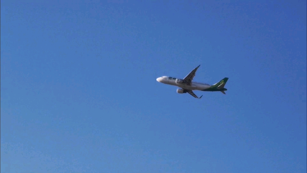 蓝蓝的天空中春秋航空翱翔