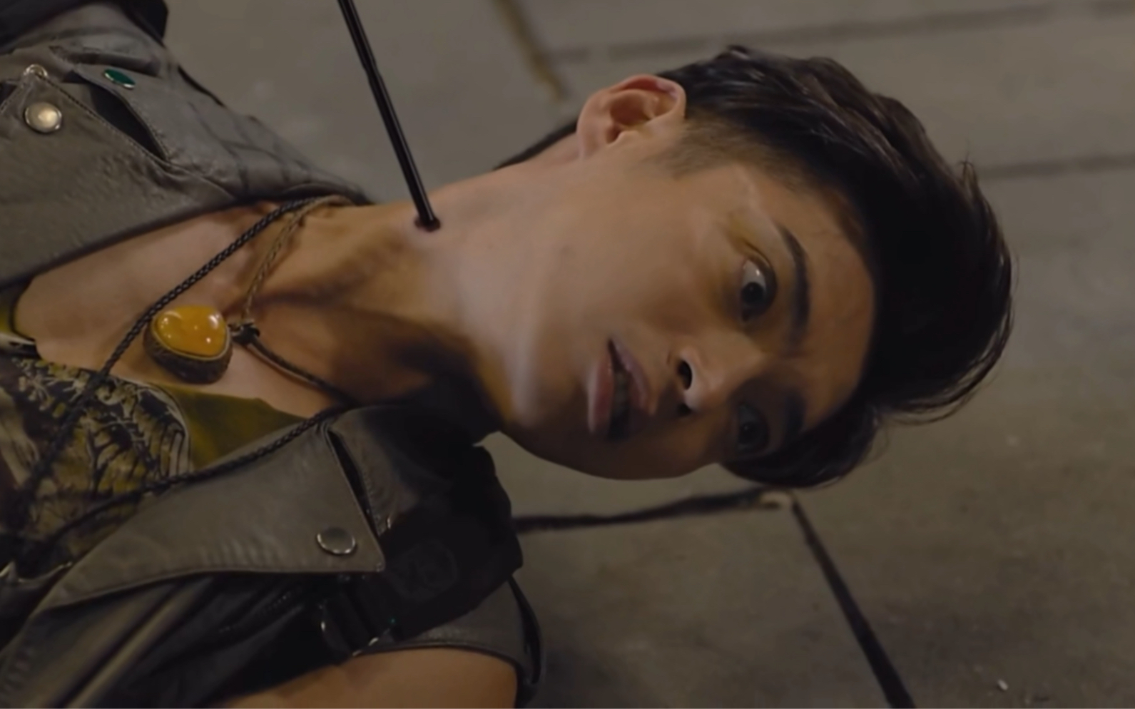 帅哥欲杀眼镜男,不料结果被反杀_哔哩哔哩_bilibili