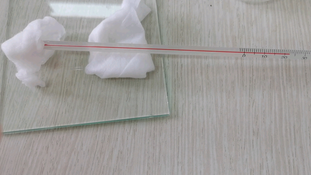 酒精棉花裹住温度计的玻璃瓶,酒精蒸发温度下降的好慢