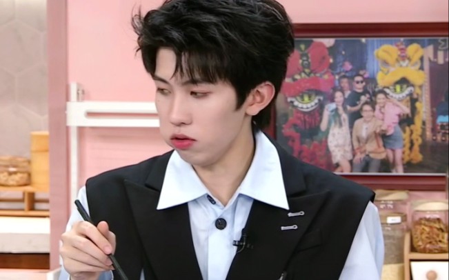 林墨 刘彰 「在线吃小龙虾味螺丝粉 墨墨吃得好香喔」