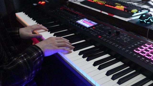 心里的雨倾盆而下,却始终淋不到她~周杰伦《心雨》钢琴弹唱教学