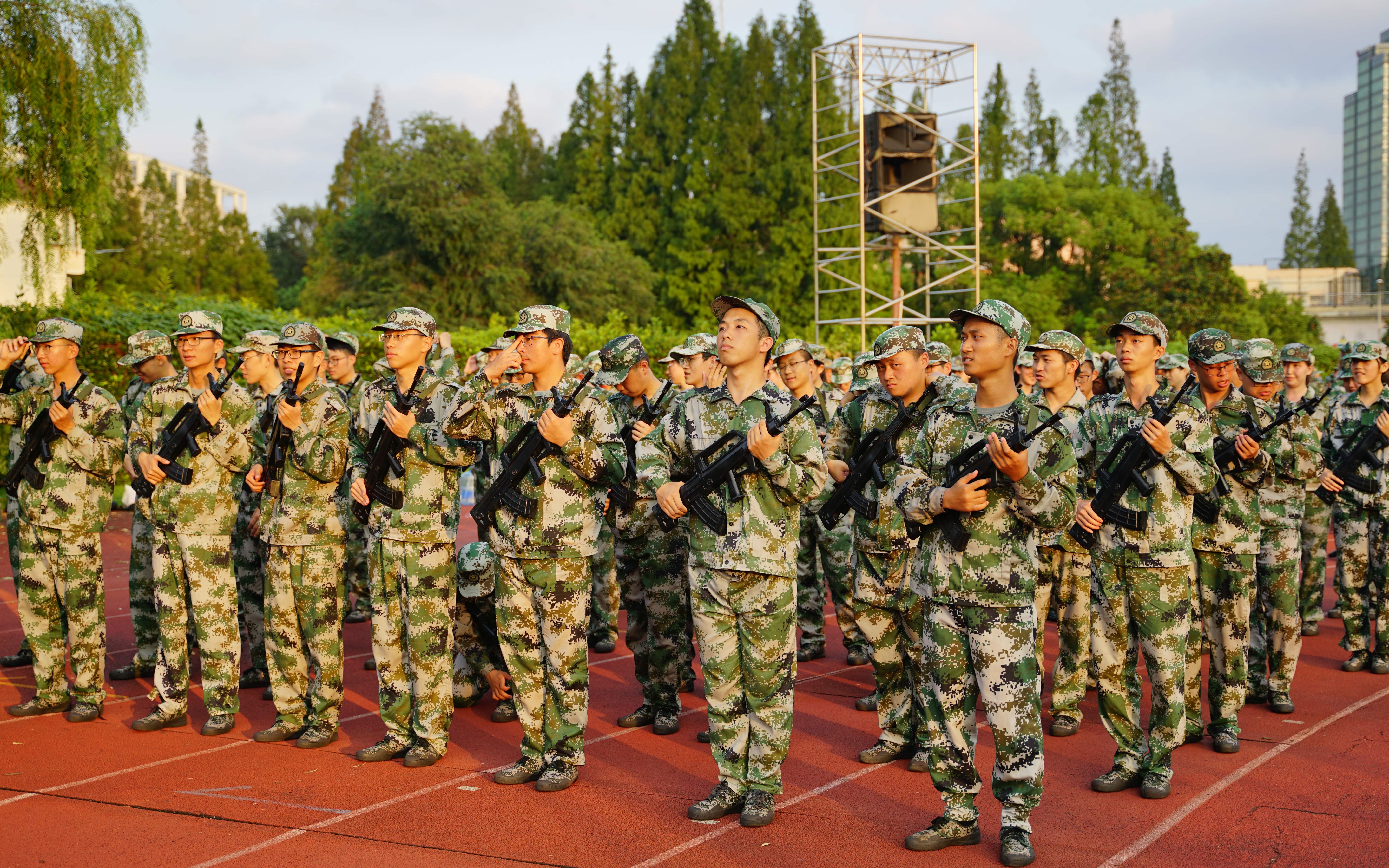 复旦大学微电子学院2018级军训留念当穿上军装那一刻