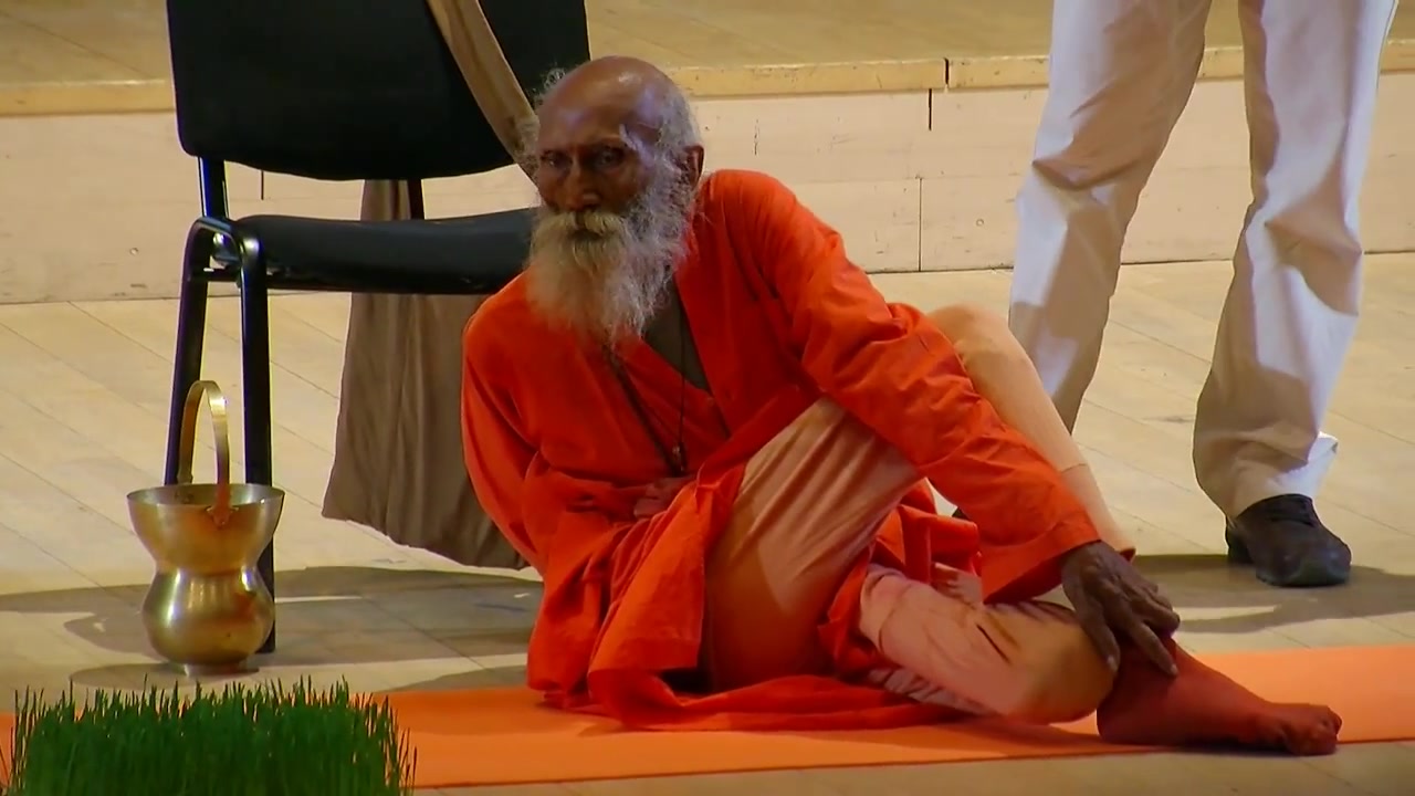 【瑜伽士】印度104岁老人重新演示瑜伽动作