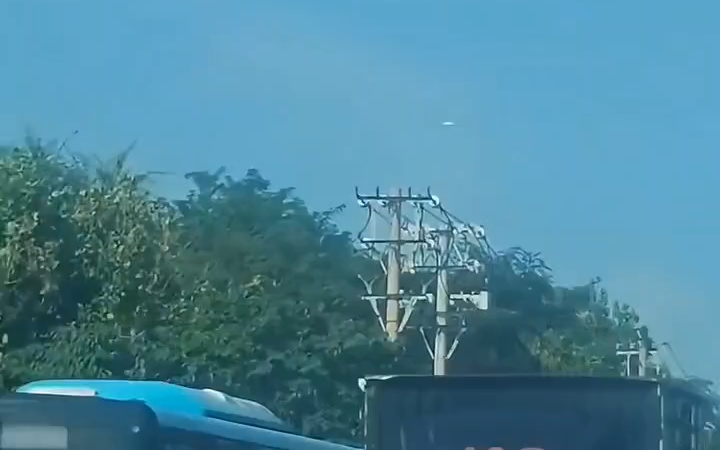 网友投稿,2024年9月13日,大连机场南侧天空发现这个不明飞行物