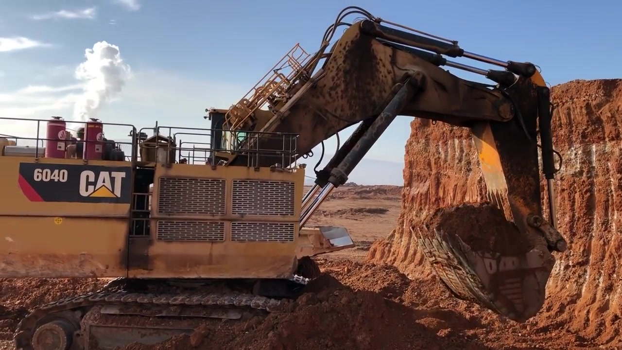 449吨,2032马力cat6040重型挖掘机第一视角工作实录