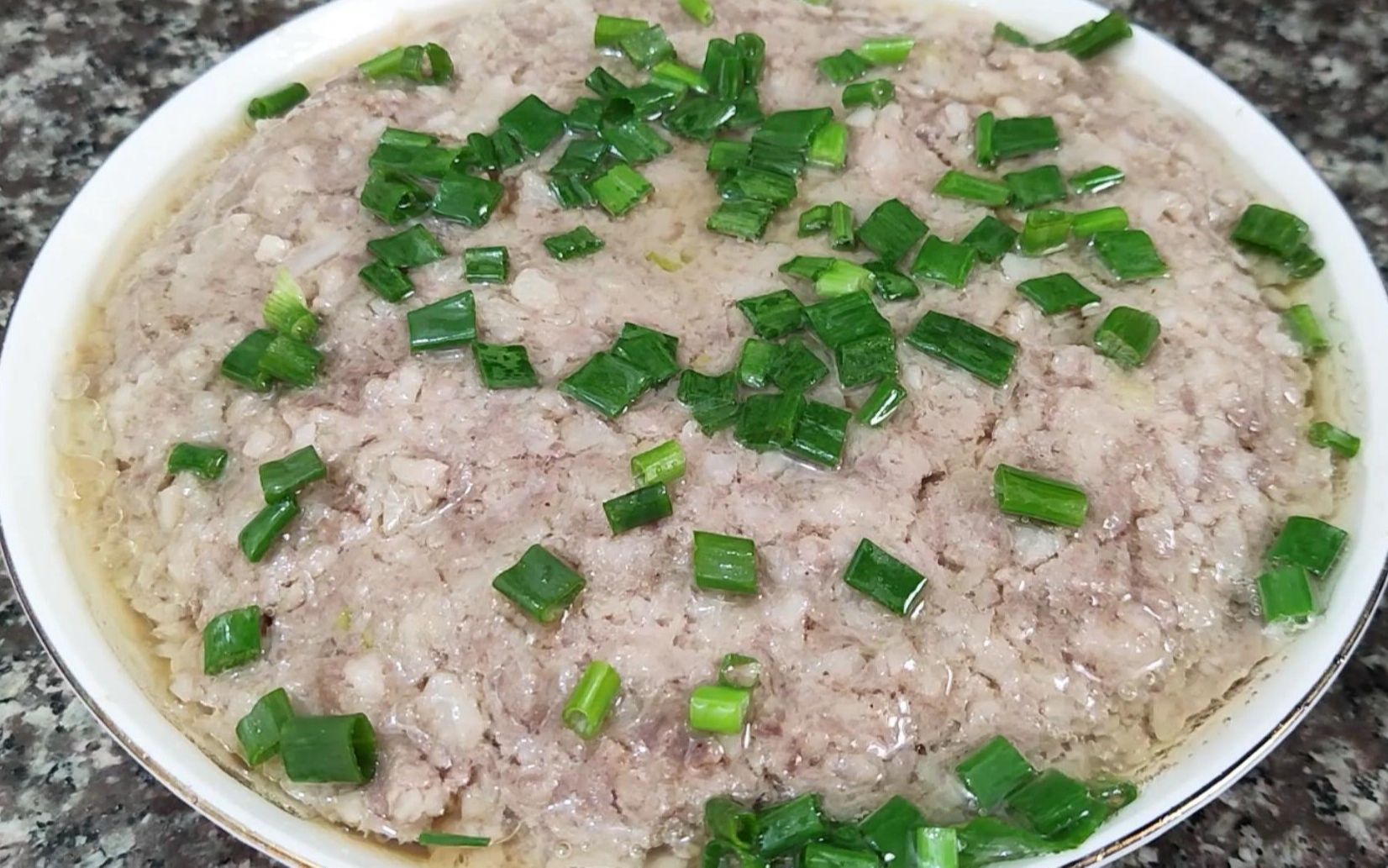 广东特色家常菜,莲藕蒸肉饼,做法简单,肉质嫩滑好吃又下饭