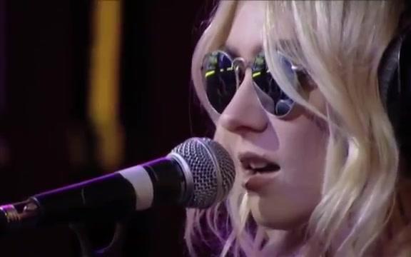 [图]The Pretty Reckless - Champagne Supernova in the Live Lounge